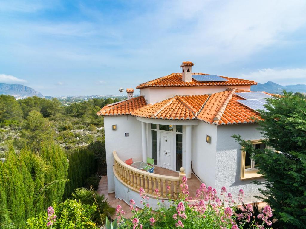 佩德雷尔Belvilla by oyo villa的一座白色的小房子,拥有橙色的屋顶