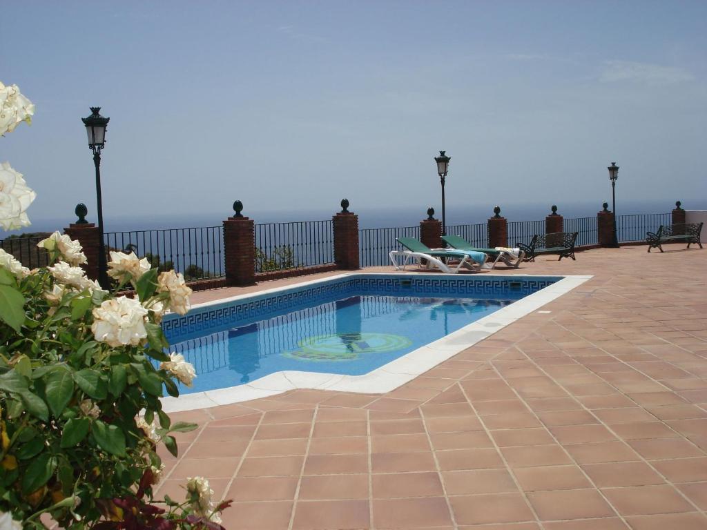 内尔哈Belvilla by OYO Casa Mirador的屋顶上的游泳池