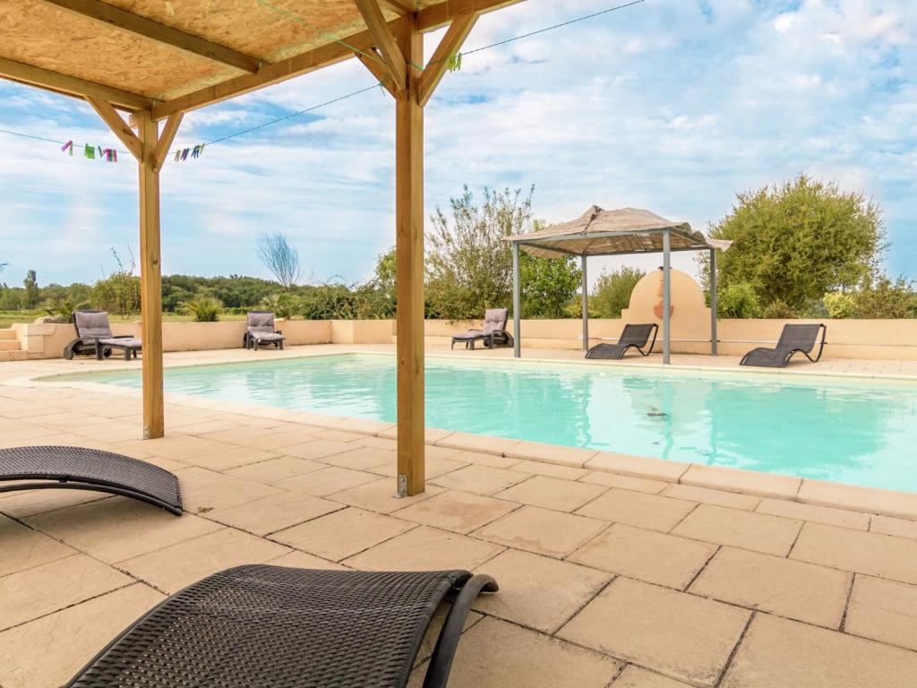 Villa in Saint Nexans with Private Heated Pool内部或周边的泳池