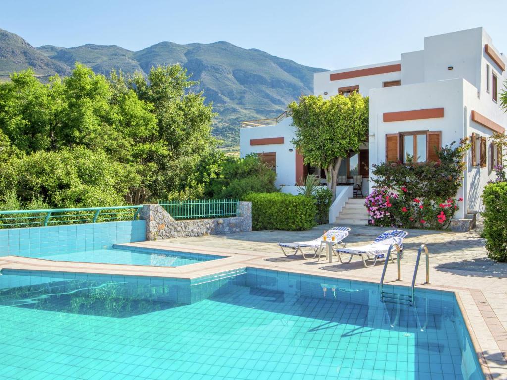 莱弗考基亚Chic Villa in Lefkogia Crete with Swimming Pool的别墅前的游泳池