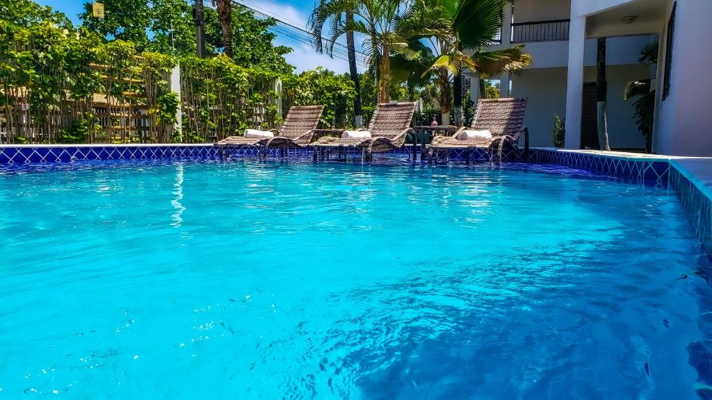 塞古罗港Hotel Porto Dourado - Rede Bem Bahia的一个带椅子的游泳池