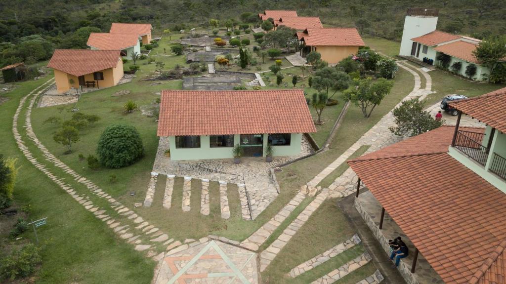 卡兰卡斯Pousada Além das Formas的享有小村庄的空中景致,设有房屋