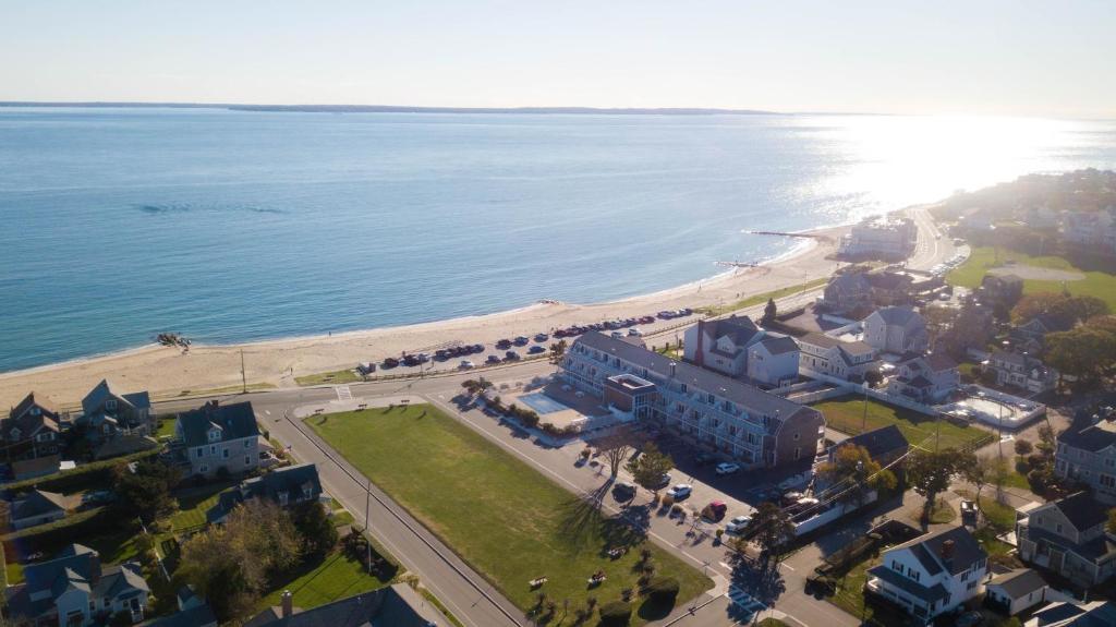 法尔茅斯InnSeason Resorts Captain's Quarters的享有海滩和海洋的空中景致