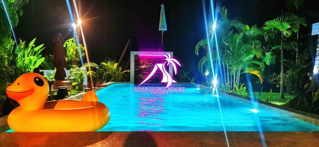 拉迈亚洲秘密度假村的游乐园的游泳池,里面放着橘子橡皮鸭子