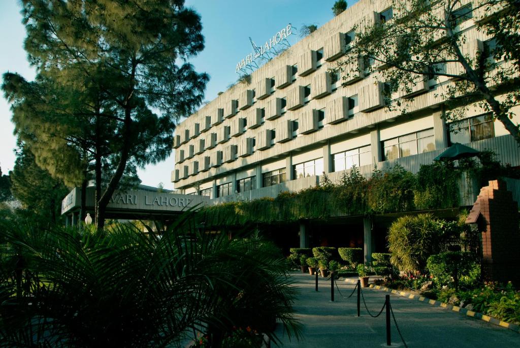 拉合尔阿瓦里拉合尔酒店的酒店前方的 ⁇ 染