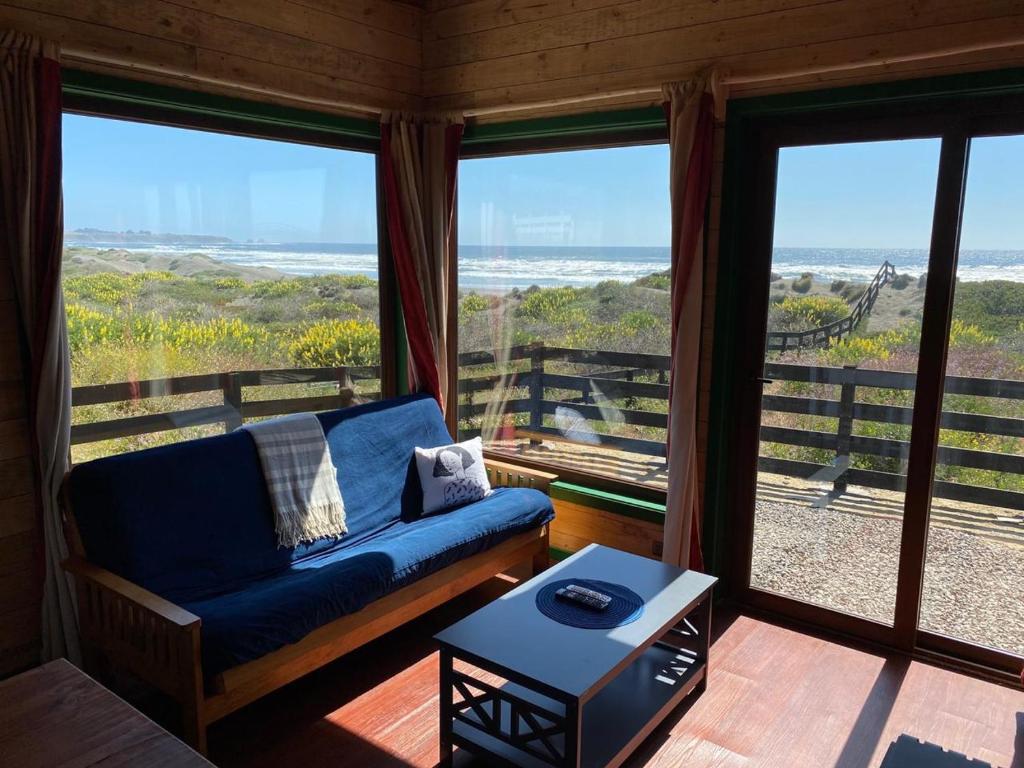 皮奇勒姆Morros del Pacífico的带沙发的客厅,享有海景