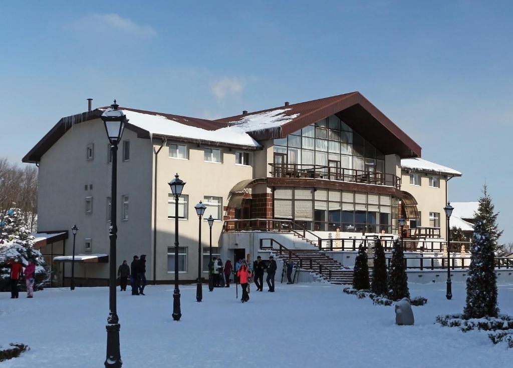 第聂伯罗拉维纳酒店的一座大型建筑,人们在雪中行走