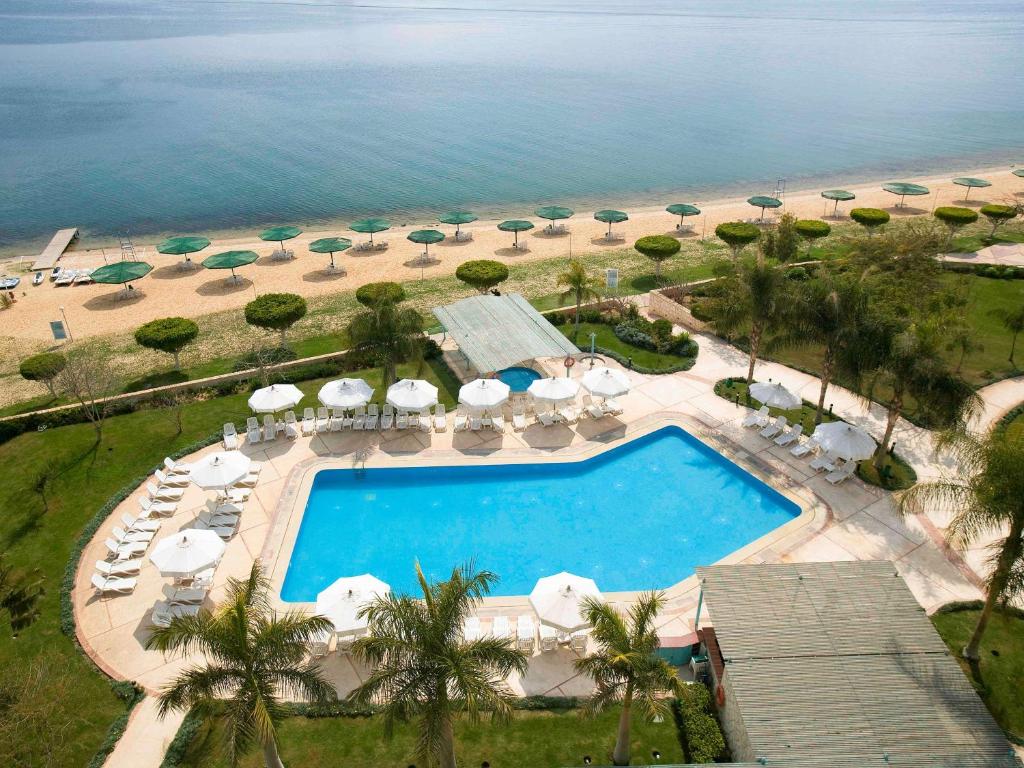 伊斯梅利亚伊斯梅利亚弗桑岛美居酒店的享有游泳池和海滩的空中景致