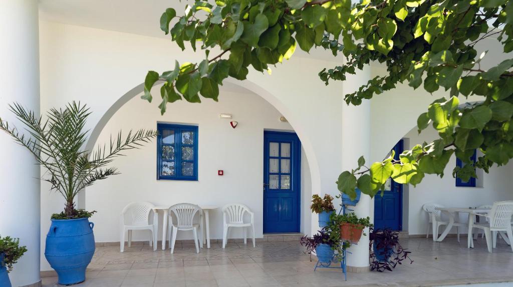 阿彻奇洛斯Stegna-TULA的一间设有蓝色门和桌椅的房间