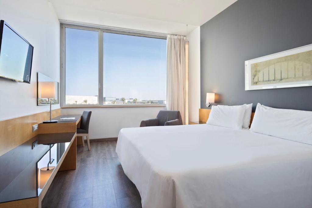埃普拉特约布里加Hotel Barcelona Aeropuerto, affiliated by Meliá的一间酒店客房,设有一张大床和一个大窗户