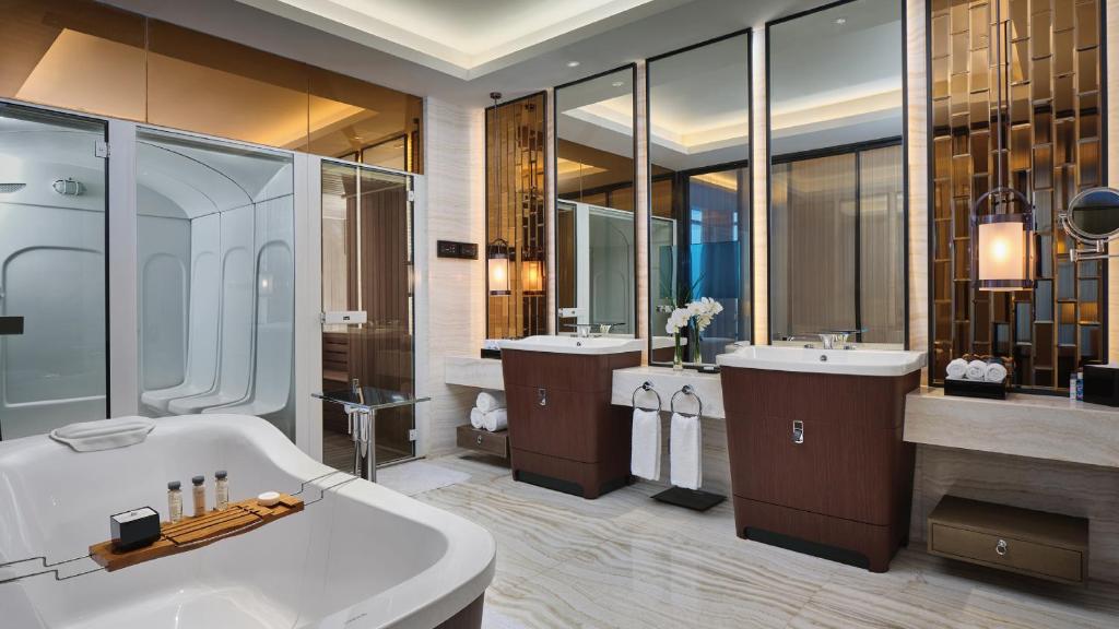 厦门厦门海景洲际酒店的大型浴室设有2个水槽、浴缸和浴缸。