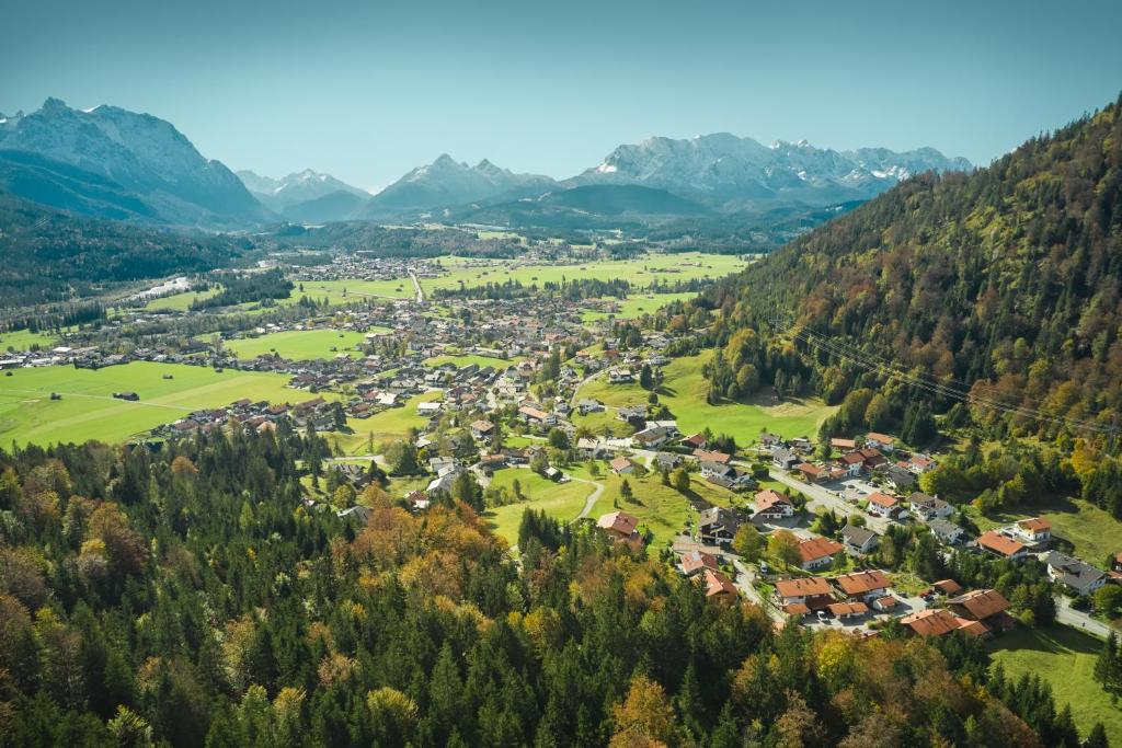 瓦尔高Landhaus Lina的享有山区小镇的空中景色