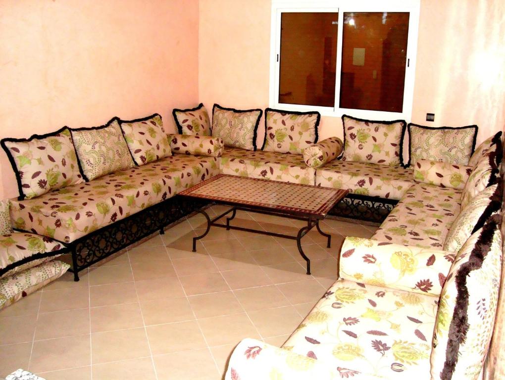 特马拉雅思敏公寓的客厅配有沙发和桌子