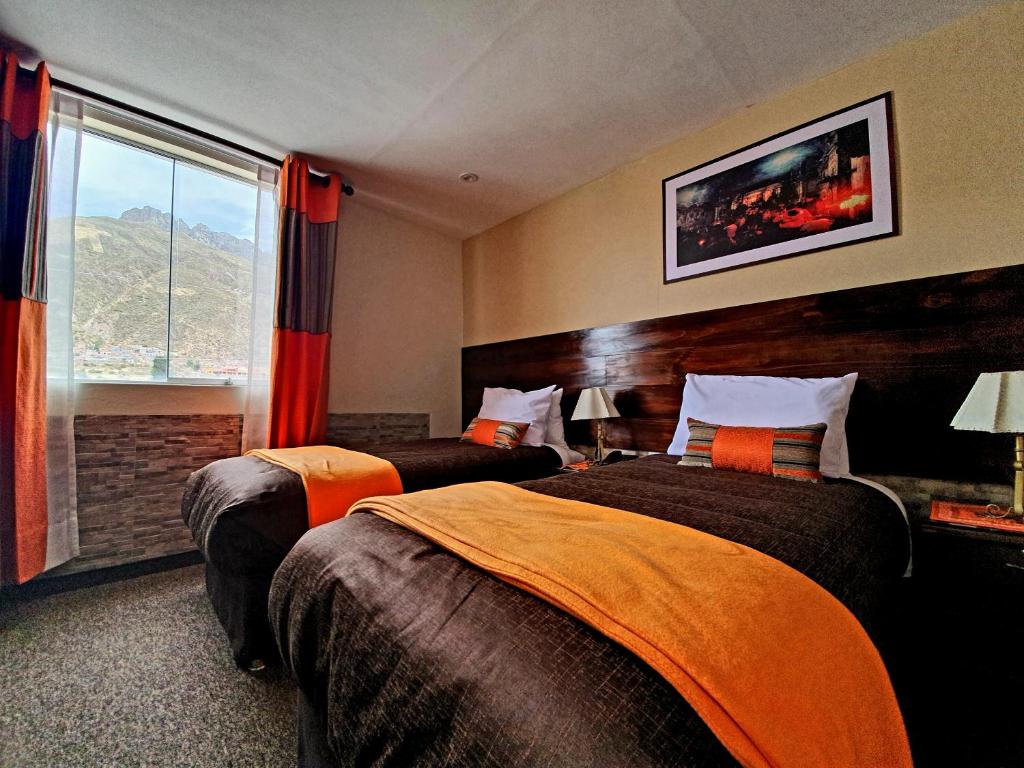 奇瓦伊Vita Hoteles Colca的酒店客房设有两张床和窗户。