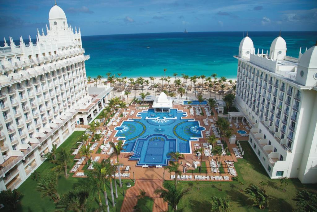 棕榈滩Riu Palace Aruba - All Inclusive的享有度假村和海滩的空中景致
