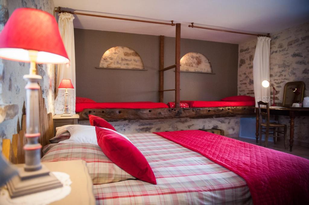 托德弗赫库姆勒多雷住宿加早餐旅馆的一间卧室配有两张带红色枕头的床