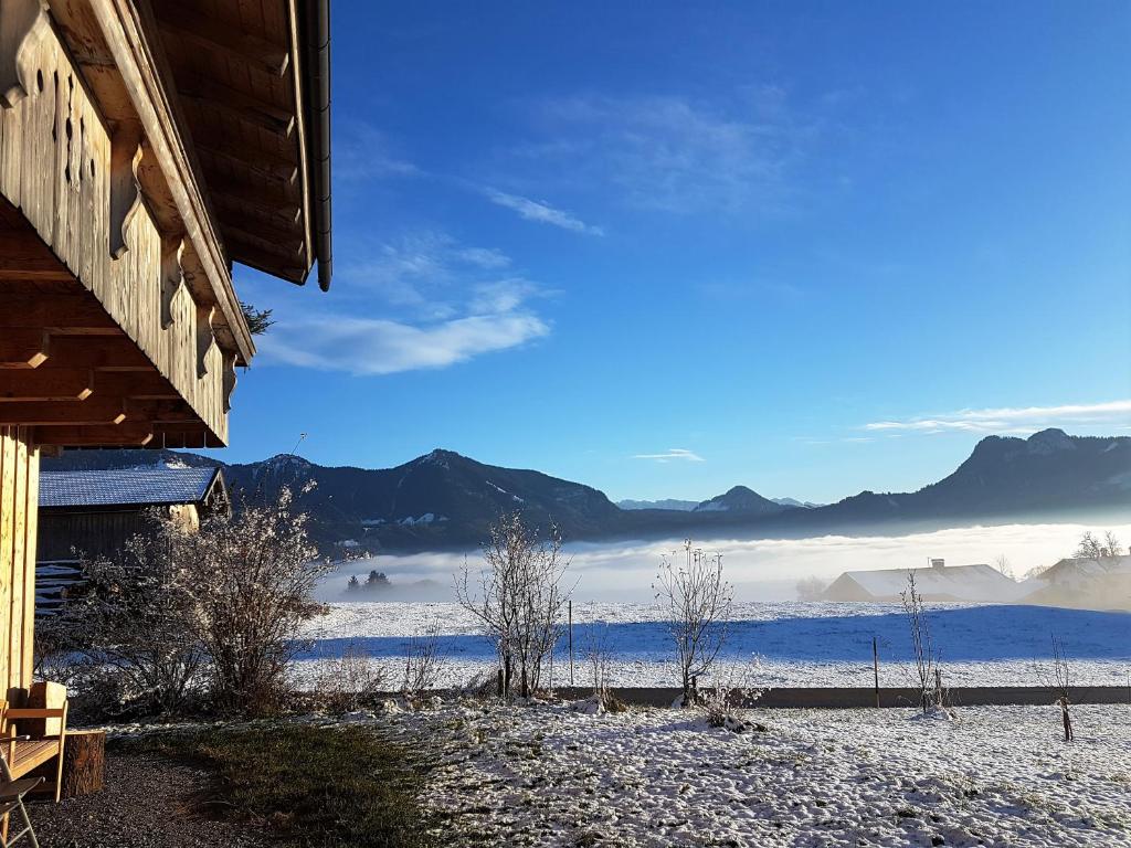 萨默贝格Rieplhof的享有雪覆盖的山丘美景,设有房屋