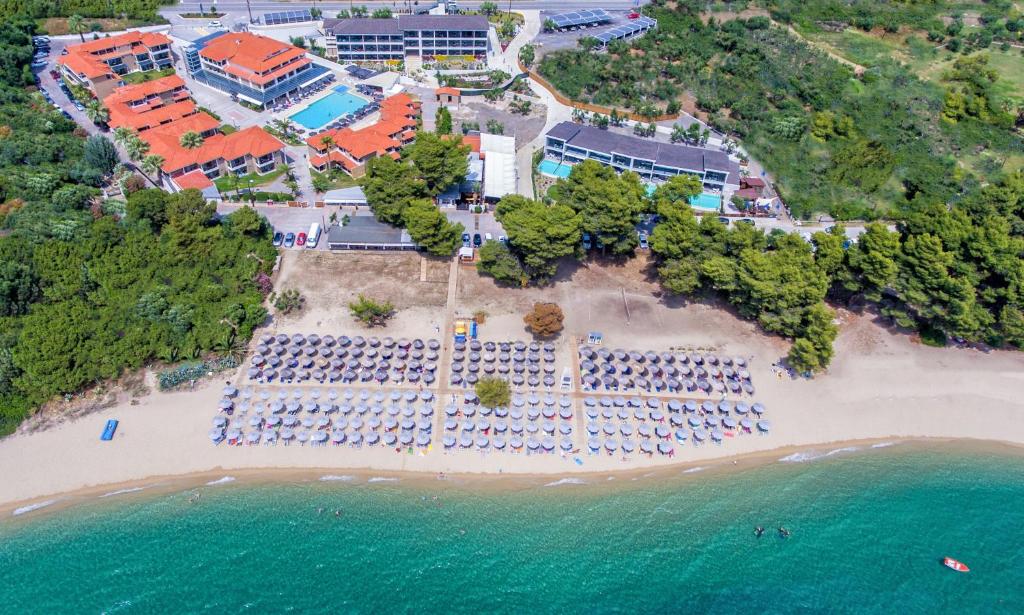 拉戈曼德拉Lagomandra Beach Hotel的享有海滩空中美景和度假胜地