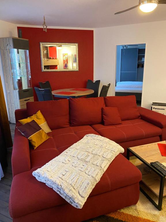 汉诺威Ferienwohnung Artemis的客厅配有红色的沙发和桌子
