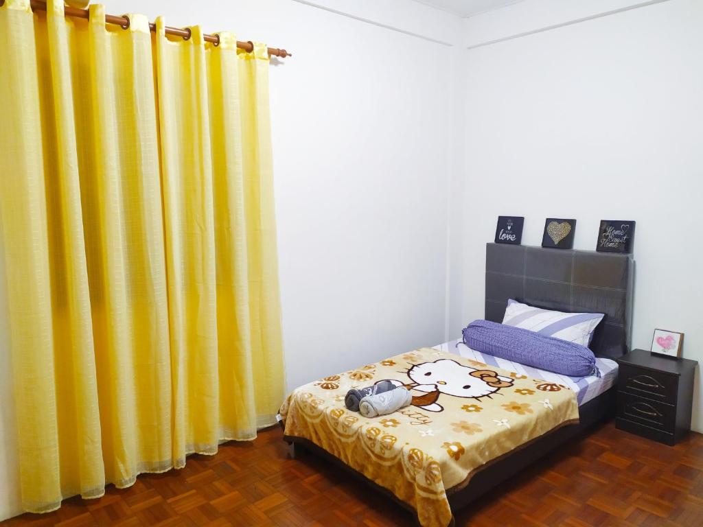 诗巫Victoria Homestay Sibu - Next to Shopping Complex, Party Event & Large Car Park Area with Autogate的一间卧室配有黄色窗帘的床