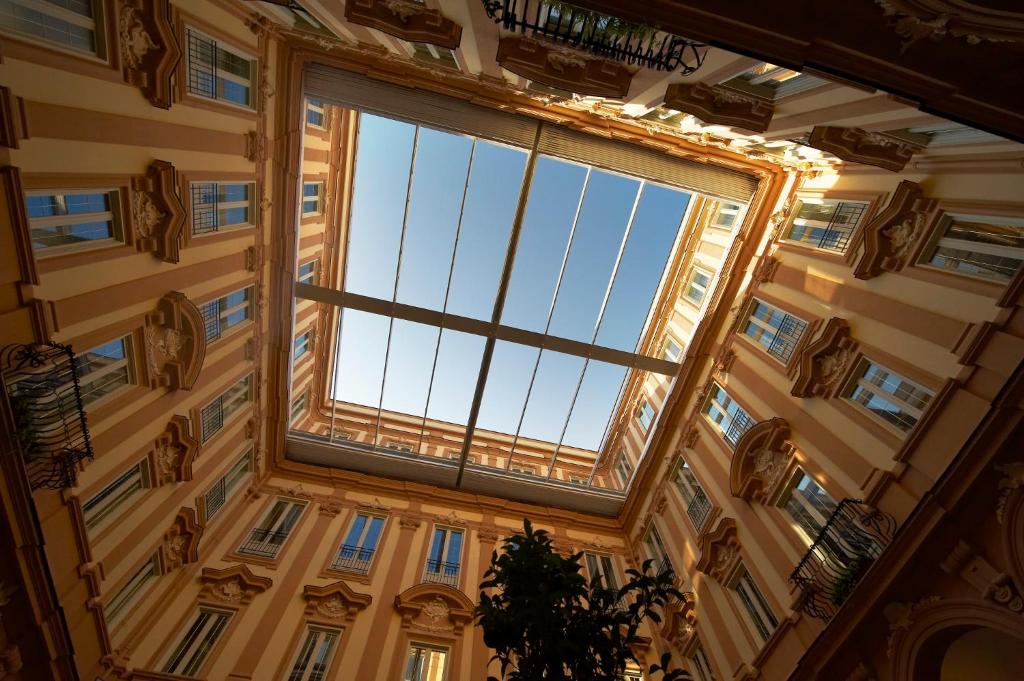 巴勒莫皮萨伯莎大酒店的建筑中带大窗户的房间
