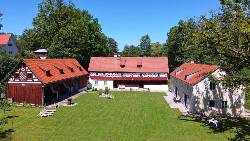 SalajnaStatek Salajna的享有红色屋顶房屋的空中景致