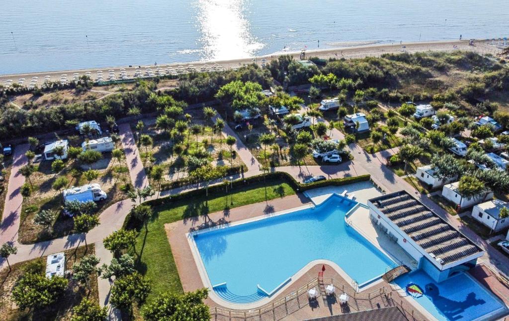 索托马里纳Miramare Camping Village的享有度假胜地的空中景致,设有游泳池和海滩