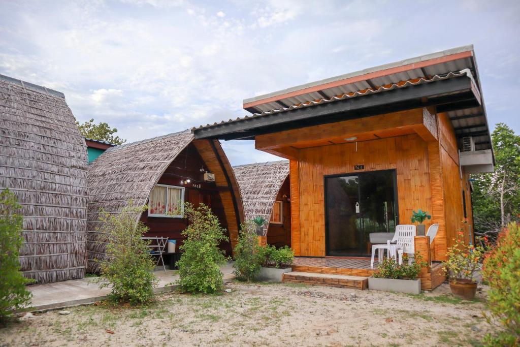 高兰Lanta Wild Beach Resort的一座带圆屋顶的小房子