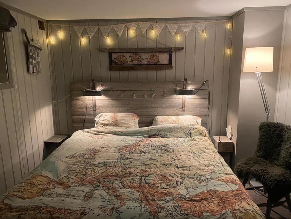 耶卢Bjørkli Lodge的一间卧室配有一张大床,上面有地图