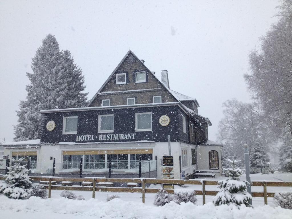 温特贝格赫尔罗酒店的一座大建筑,下雪时有酒店