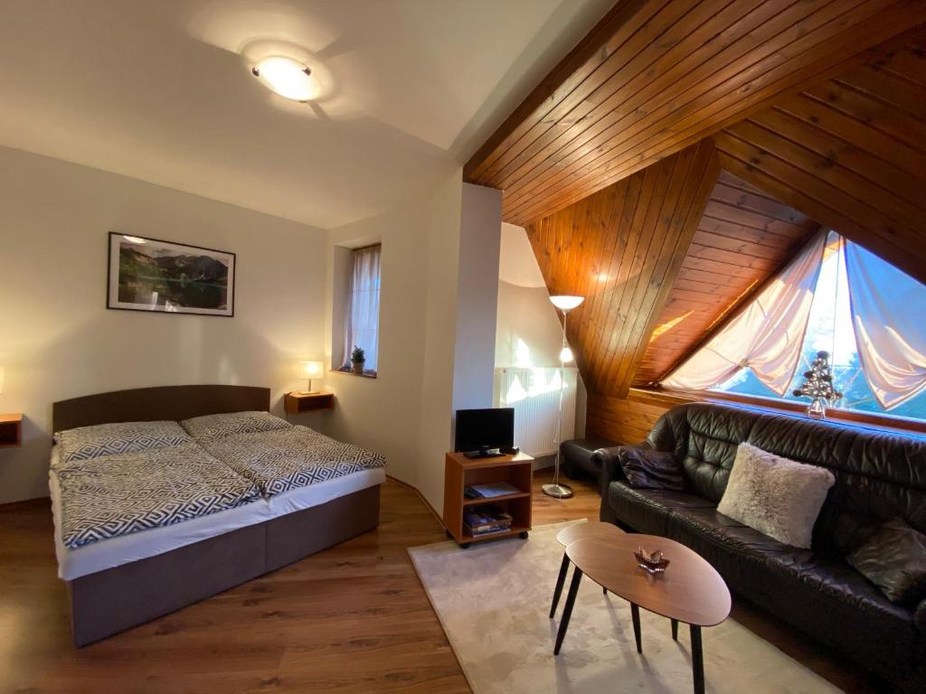 诺维斯莫克维克加布里埃尔酒店的一间卧室配有一张床和一张沙发