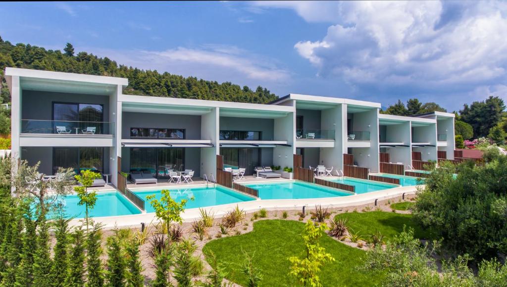 尼基季Lagomandra Luxury Suites with Private Pools的游泳池别墅的图象