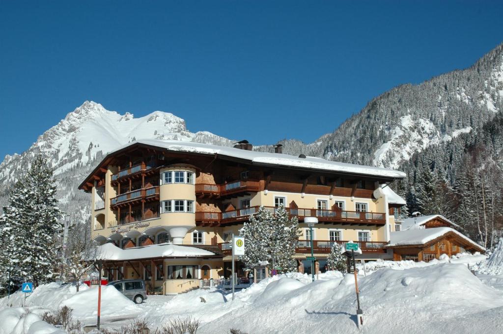 格伦Hotel Lumberger Hof的山间滑雪小屋,地面上积雪