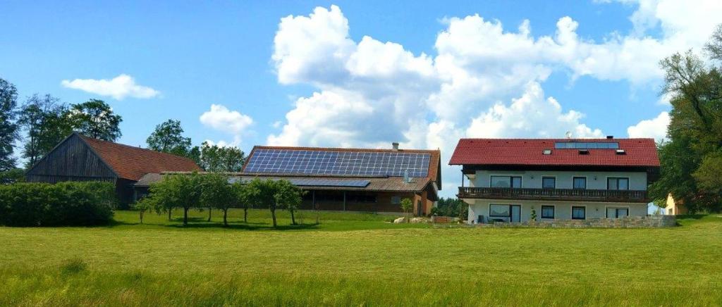 FalkensteinWagner Bauernhof的屋顶上太阳能电池板的房子