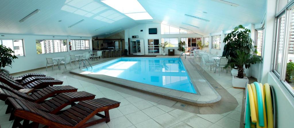 若阿萨巴雅拉瓜酒店 的一座带椅子的大型游泳池