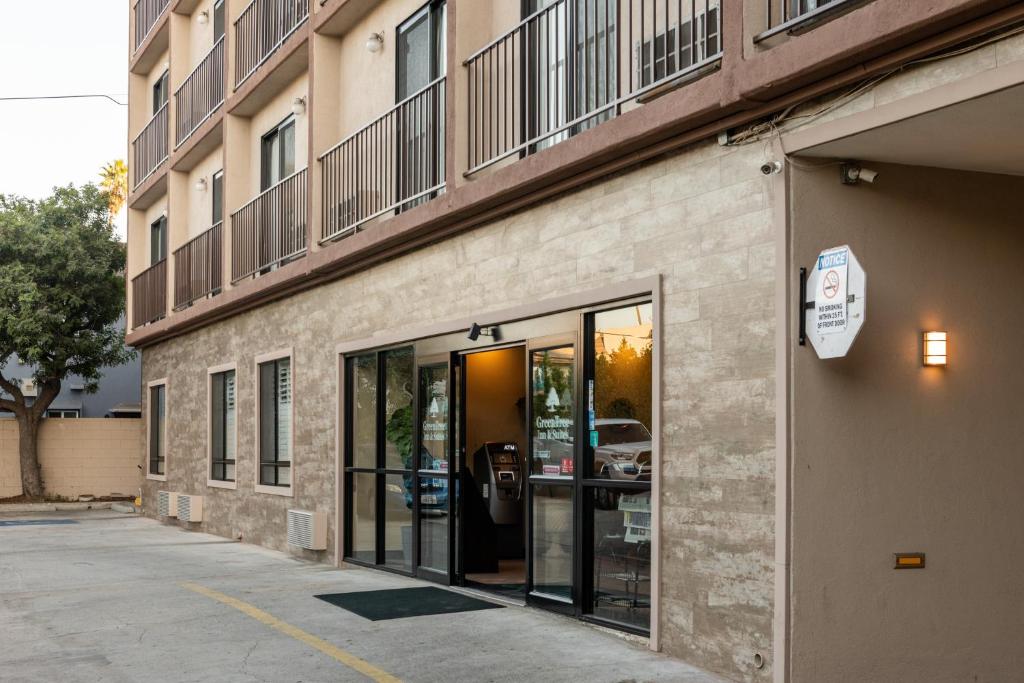 阿罕布拉GreenTree Inn & Suites Los Angeles - Alhambra - Pasadena的大楼前方的玻璃门
