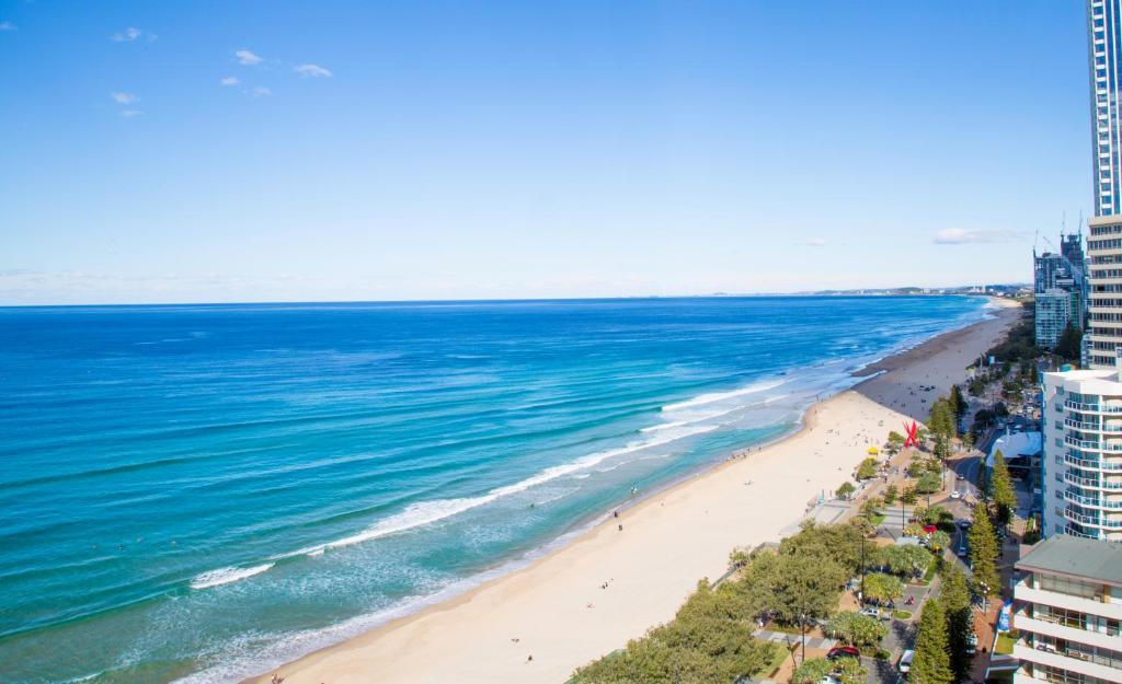黄金海岸海滨庄园度假酒店的享有海滩和海洋的空中景致