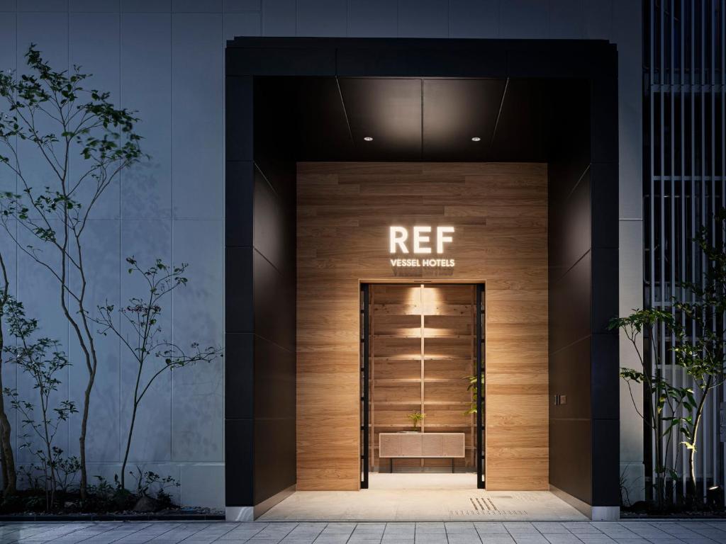 熊本REF Kumamoto by VESSEL HOTELS的建筑物入口处的参考标志