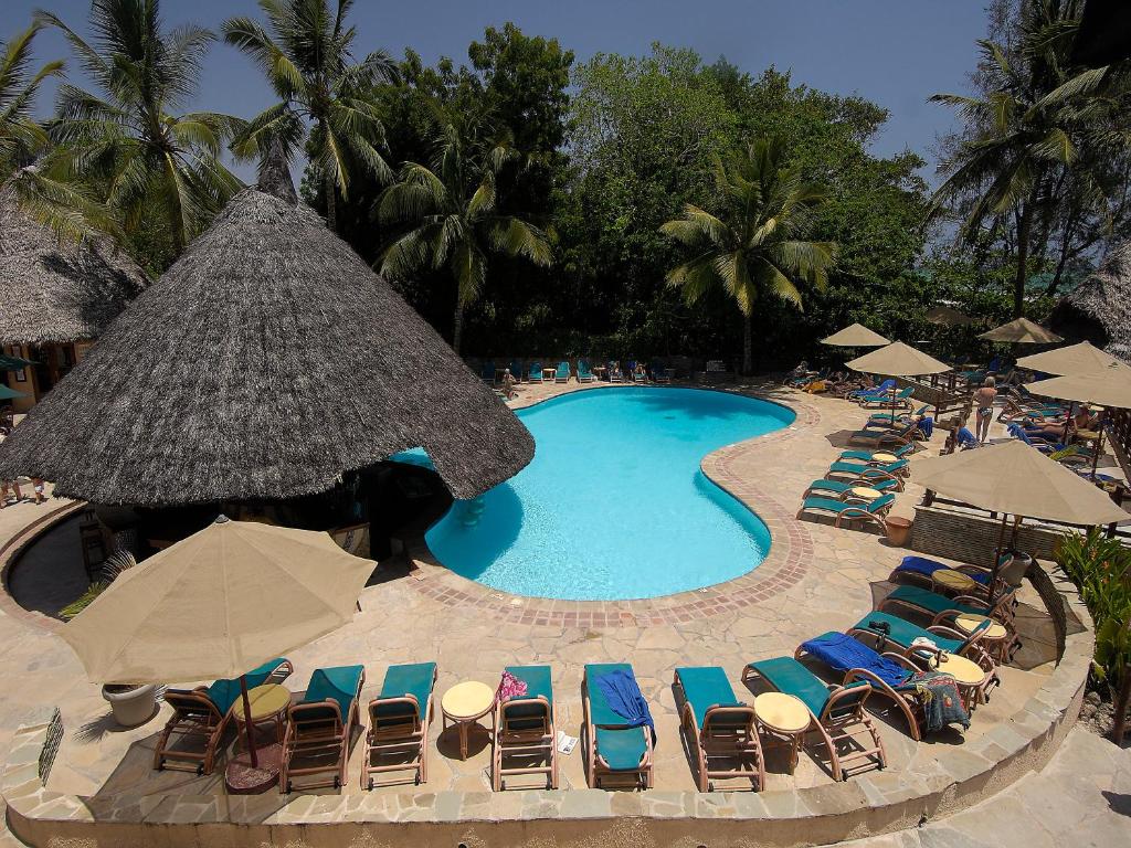 迪亚尼海滩松林海滩度假村及Spa的享有带椅子和遮阳伞的游泳池的上方景色