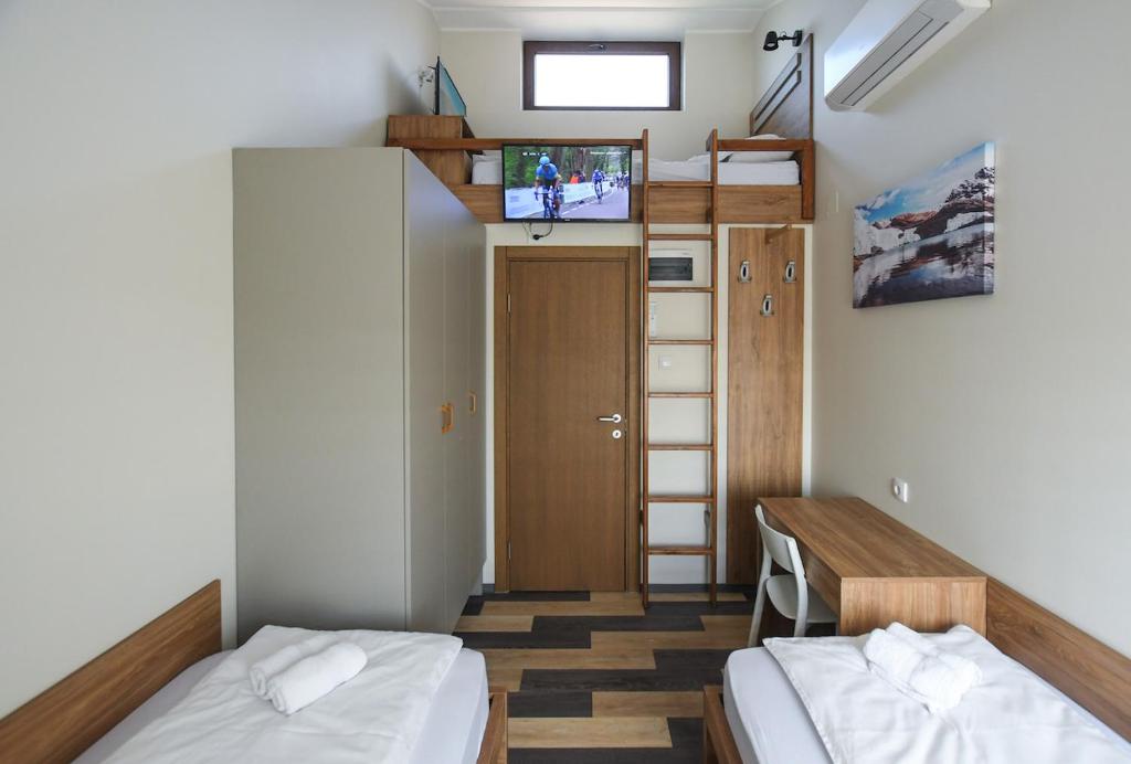 Hostel Atrijum客房内的一张或多张床位