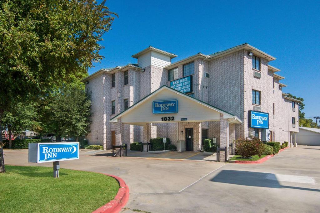 卡罗尔顿Rodeway Inn Carrollton I-35E的前面有标志的大建筑