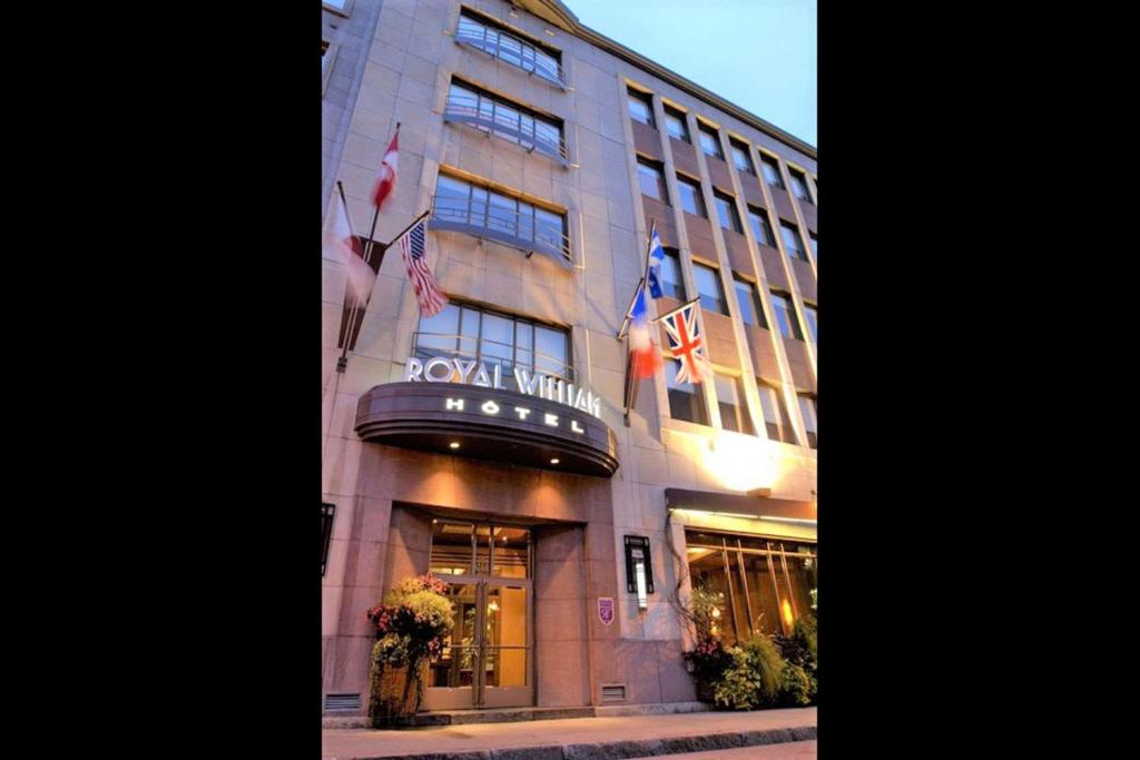 魁北克市Hotel Royal William, Ascend Hotel Collection的建筑前方有标志的酒店
