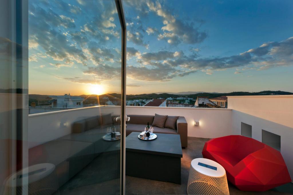 西尔韦斯卡萨艾克斯纳度假屋的阳台配有沙发和屋顶桌子。
