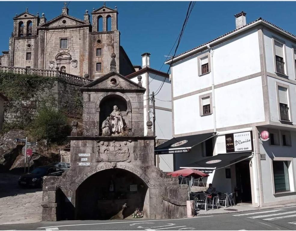 帕德隆Albergue con encanto d'camiño的教堂前方有雕像的建筑