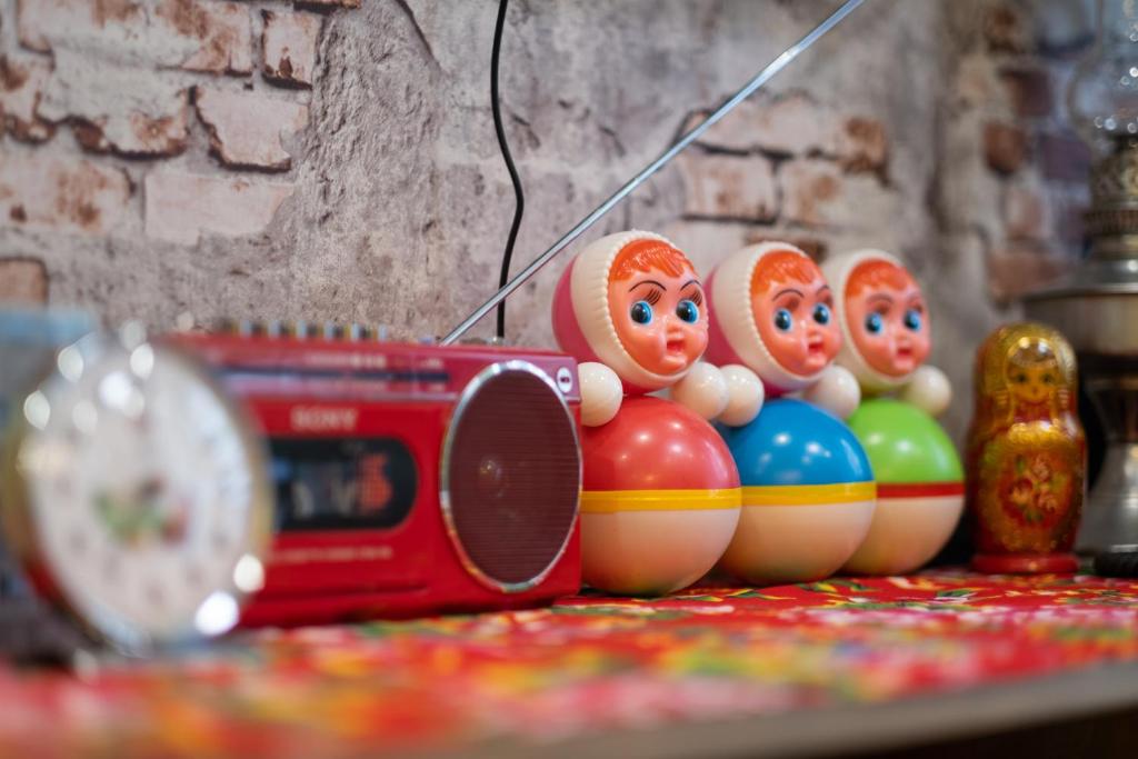 河内Hoài Niệm Corner的一群脸上满是脸的鸡蛋,用红色收音机装成
