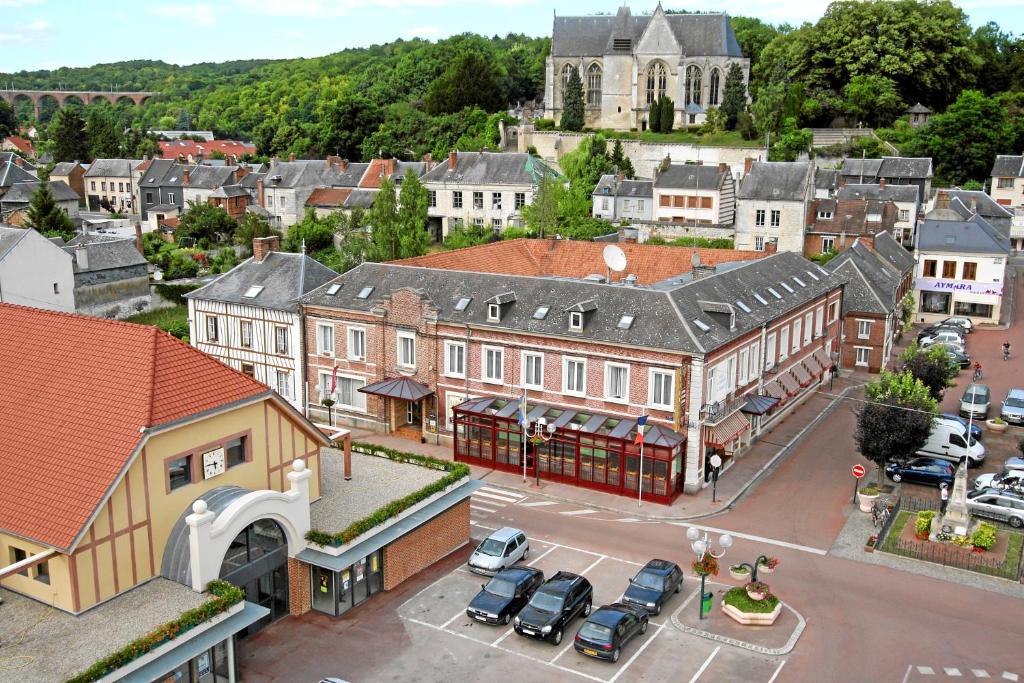 普瓦红衣主教餐厅酒店的享有一个小镇的顶部景色,停车场有车辆停放