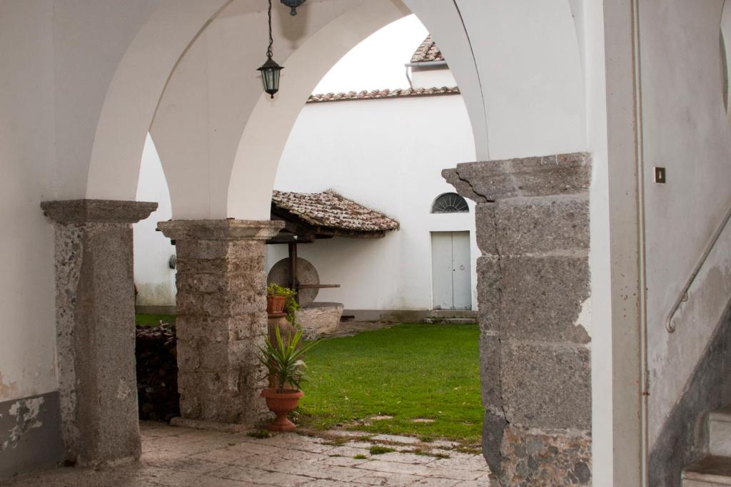CalvanicoPalazzo D'Orsi的房屋庭院中的拱门