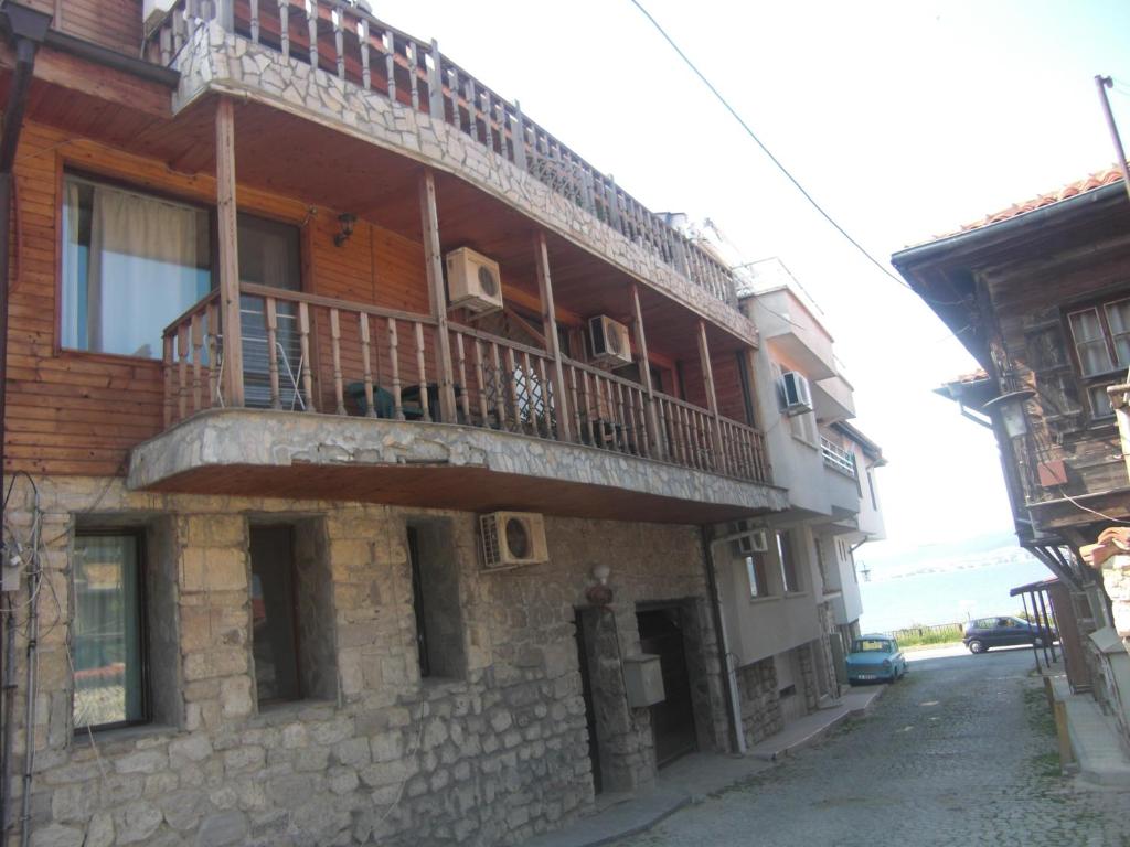 内塞伯尔Guest House Antoaneta的一侧带阳台的建筑