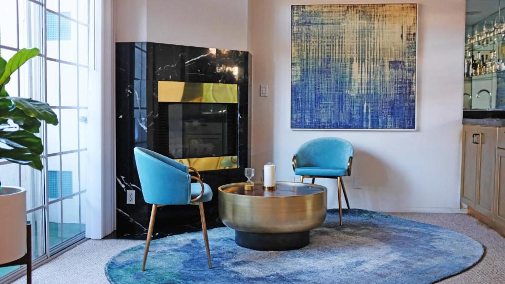 洛杉矶The Clouds的客厅配有2把蓝色椅子和桌子