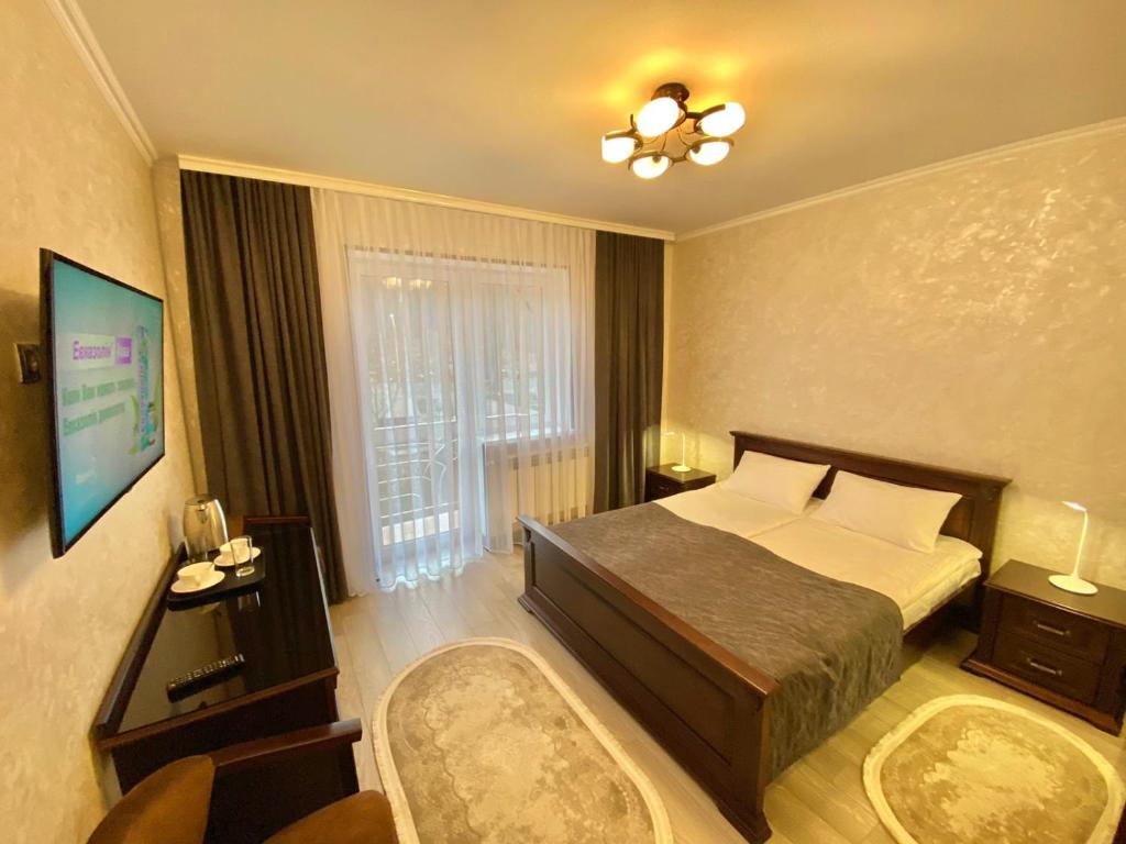 波利亚纳Сонячне Джерело的酒店客房设有床和窗户。